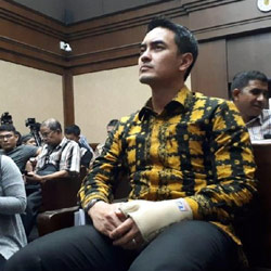 Zumi Zola Didakwa Terima Gratifikasi Rp 44 Miiliar dan Alphard