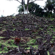 Struktur Batu di Pasir Pogor, Mirip Gunung Padang
