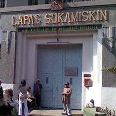 Dikawal Polisi Bersenjata, KPK Geledah Lapas Sukamiskin